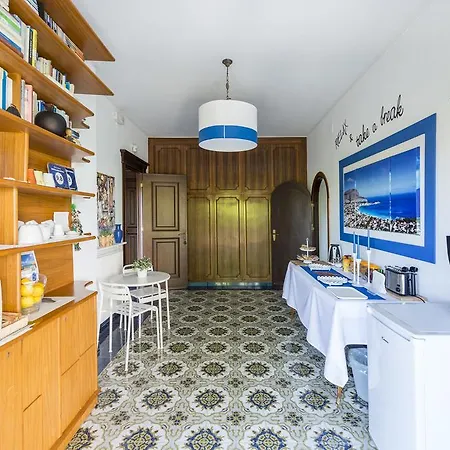 לינה וארוחת בוקר Mondello Holiday *